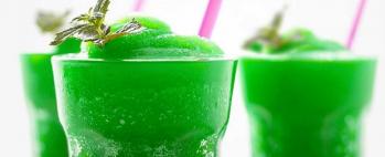 Zelena granita v kozarčku