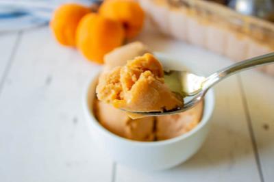 Marelični sorbet je sladoled iz marelic brez dodanih mlečnih maščob