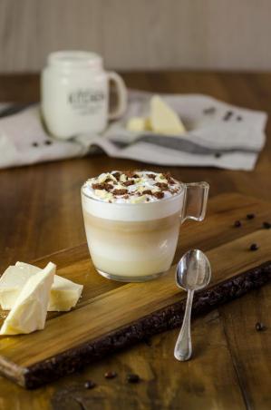 iced latte z belo čokolado