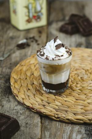 Iced latte s temno čokolado