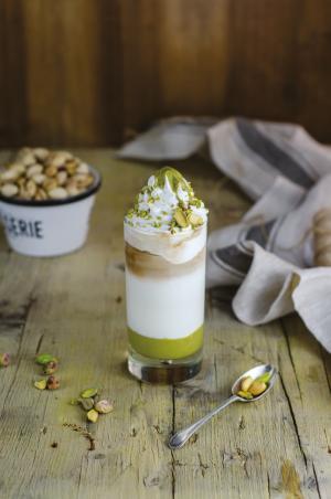 Pistacijev iced latte