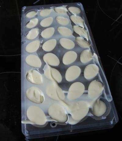 Ravnanje dna čokoladne praline je prav tako pomembno