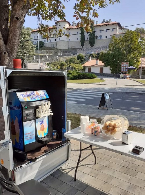 Mihjwc in njegov točeni sladoled na avtomobilski prikolici