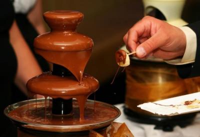 Čokoladna fontana je odličen pripomoček s katerim lahko pripeljete čokolado na nov način do gostov