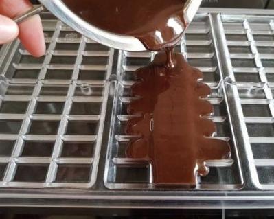 Polikarbonatni modeli za izdelavo pralin ali čokoladnih tablic so med čokoladnim orodjem še posebej cenjeni
