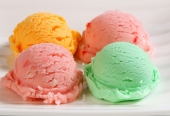 Naravne jedilne barve lahko uporabljate tudi za obarvanje sladoleda!