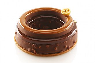 okrogla torta v obliki prstana