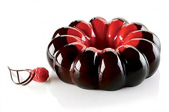 perfektna okrogla slaščica kjer se na vrhu ločujeta čokoladni in jagodni preliv