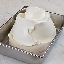 kefirjev sladoled v sladoledni banjici