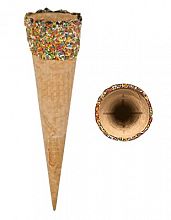 kornet za sladoled oblit s čokolado in dekoriran s pisanimi palčkami