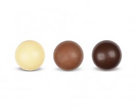 bela, temna in mlečna čokoladna kroglica ali sfera za okraševanje slaščic in sladoleda