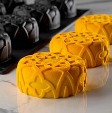 dahab sladica in model v ozadju