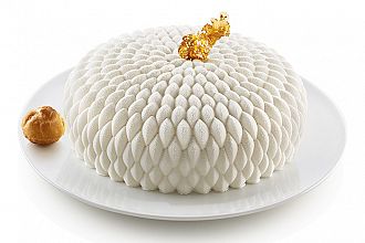 posebna torta izdelana s silikonskim kalupom, sprejena z velvet sprejem