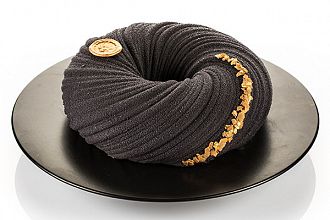 slaščica s črnim velvet sprejem in jedilnim zlatom