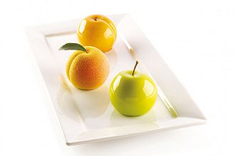 sladice v obliki sadja na belem krožniku