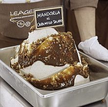 karamelov crumble na sladoledu