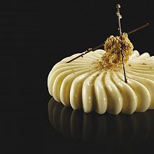 večja slaščica za več porcij izdelana s silikonskim modelom iz italijanskega pavonija