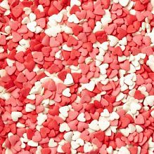 sladkorni srčki v beli, roza in rdeči barvi za dekoriranje sladic