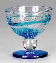 modra čaša za postrežbo sladoleda in slaščic