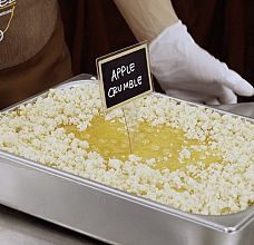 navaden crumble z maslom kot dekoracija na sladoledu