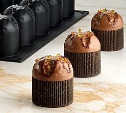 sladica mini panettone z modelčkom v ozadju