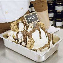 čokoladni preliv s piškotki na sladoledu