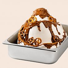 sladoledni preliv z okusom karamele in dodatkom prestic