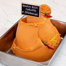 sladoled iz rdeče pomaranče, kurkume in čilija