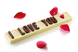 napis s čokoladnimi črkami na podlagi