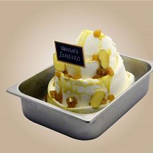 ingverjev sadni preliv s svojo zlato barvo na belem sladoledu
