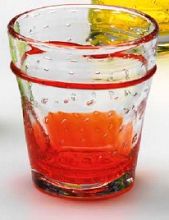 steklen kozarček z oranžnim dekorjem in mehurčki
