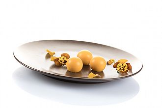 truffles 20 slaščica na krožniku