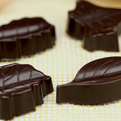 sijoči listki izdelani iz čokolade v posebnih modelčkih