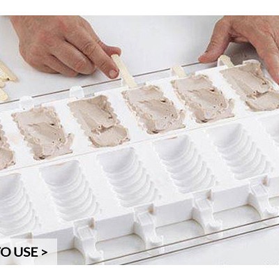 v modelčke potisnite lesene palčke za sladoled in vse skupaj dajte v šoker ali zamrzovalnik