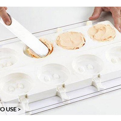 modelčke napolnite s sladoledno maso ali z biskvitom