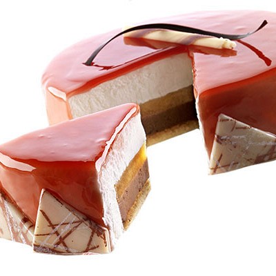karamelna čokoladna torta s trikotnim dekorjem iz čokolade