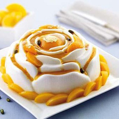 ledena torta s posebno rumena dekoracijo