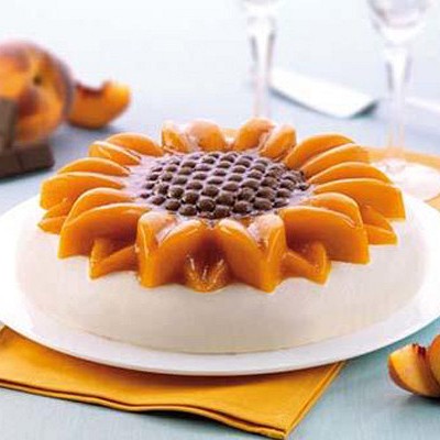 torta/sladica v obliki sončnice na krožniku