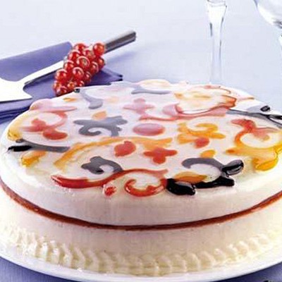 hladna sladoledna torta s posebno dekoriranimi ornamenti na okroglem krožniku