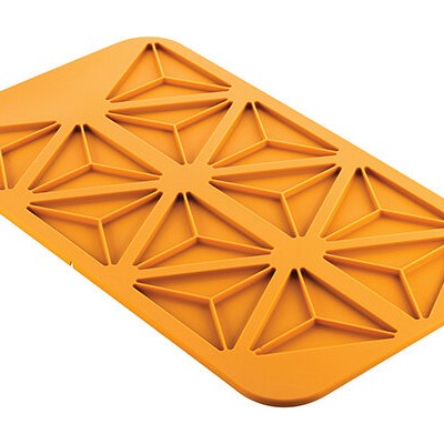oranžen trikotni modelček za dekoracijo jedi