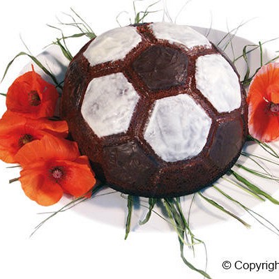 slaščica, kjer se kalup nogometne žoge uporabi kot osnova za zanimiv cvetlični vzorec