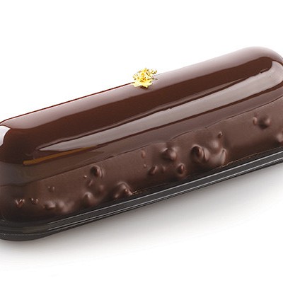 ekler iz temne čokolade na posebnem črnem pladenjčku