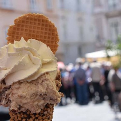 okrogel vafelj kot dekoracija na sladoledu