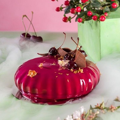amarenin mirror glaze kot svetleči preliv za sladice