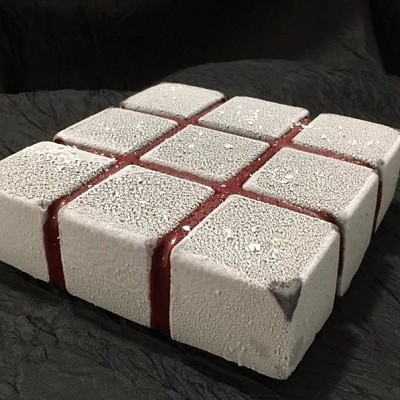 kubik torta s poudarjenimi linijami