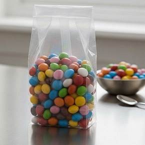 celofanska vrečka polna pisanih bombomčkov