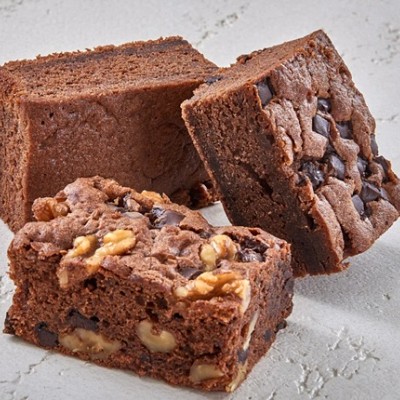 brownie izdelan s čokoladnim biskvitom