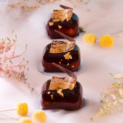 čokoladni mirror glaze na monoporcijskih sladicah