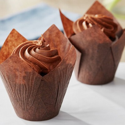 čokoladni muffini v rjavih papirčkih