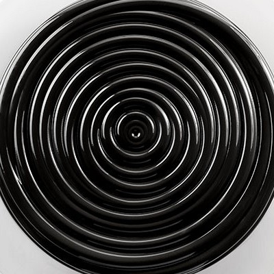 črno glazirana površina okrogle torte izdelane z vinil kalupom